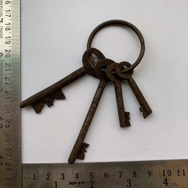 iron padlock lock Ornate rustic key old or antique key-ring 4 Pieces.