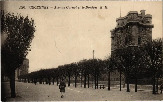 CPA Vincennes Avenue Carnot et le Donjon (1347329)