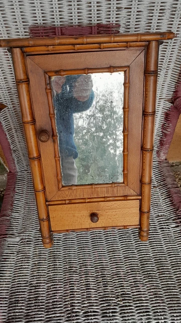 Armoire de poupée vintage – bois façon bambou & portes miroir