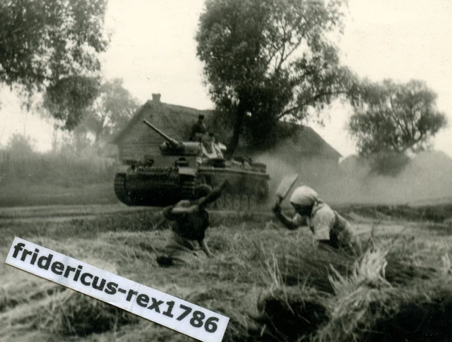 C33 FOTO WH Ostfront Panzer PzKpfw III vor der Offensive im Aug.42