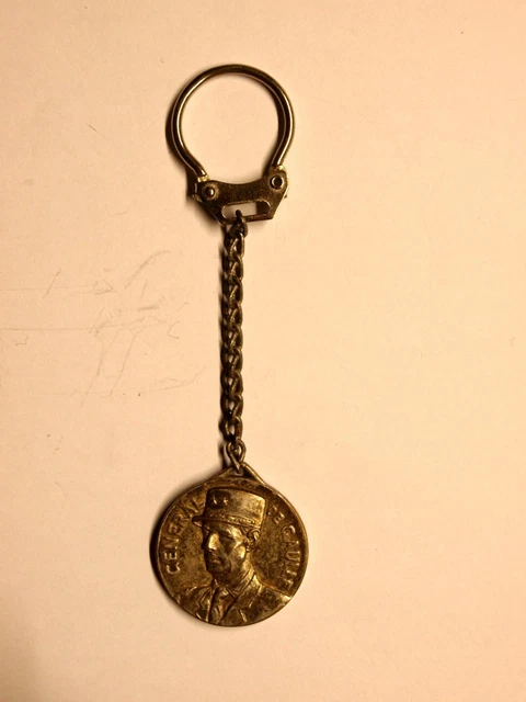 ANCIEN PORTE CLÉS métal vins d'Alsace Charles Jux à Colmar Keyring