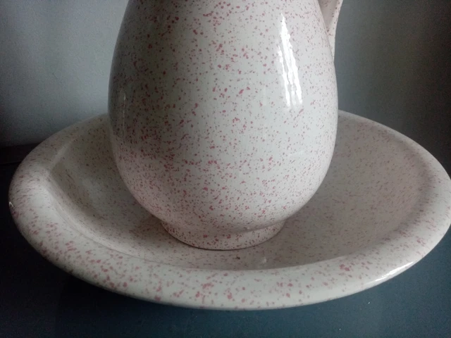 ANCIEN BROC DE TOILETTE + CUVETTE EN FAIENCE mouchetée ET VOIR PANIER
