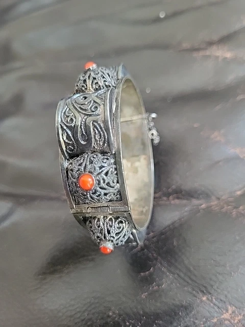 Bijoux en argent : Bracelets et bagues. Poinçons crabe. PB : 59g . On y Bijoux en argent : Bracelets et bagues. Poinçons crabe. PB : 59g . On y