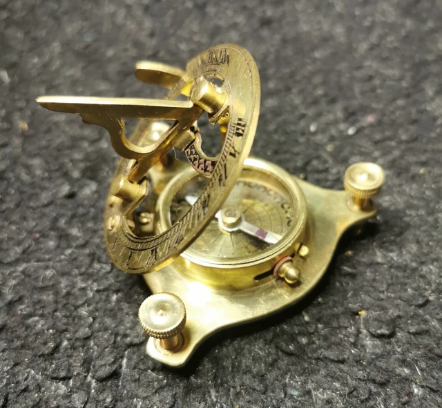 Brújula reloj de sol antiguo náutico de latón liso vintage astrolabio marino