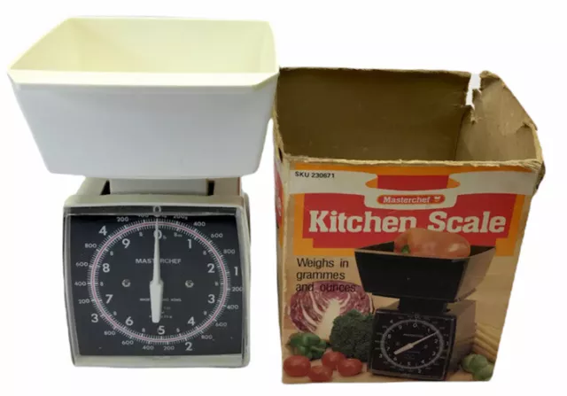 https://www.picclickimg.com/ngAAAOSwQm9hPzV3/Retro-Vintage-Kitchen-MasterChef-Scales-10lbs-46kg-White-1970s.webp