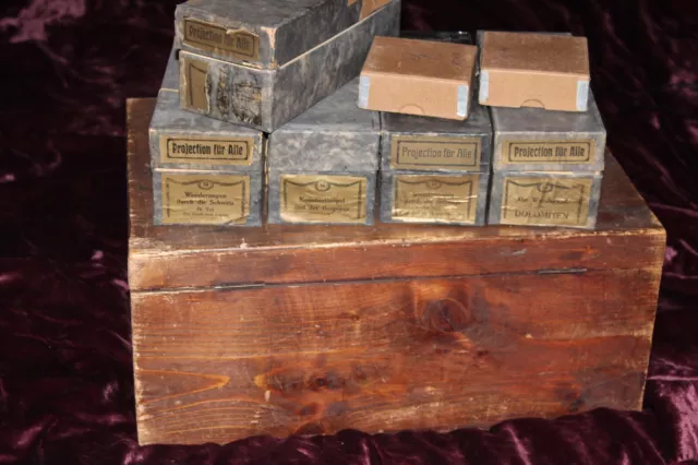 Antiguo proyector de linterna mágica de la Segunda Guerra Mundial con siete cajas de diapositivas