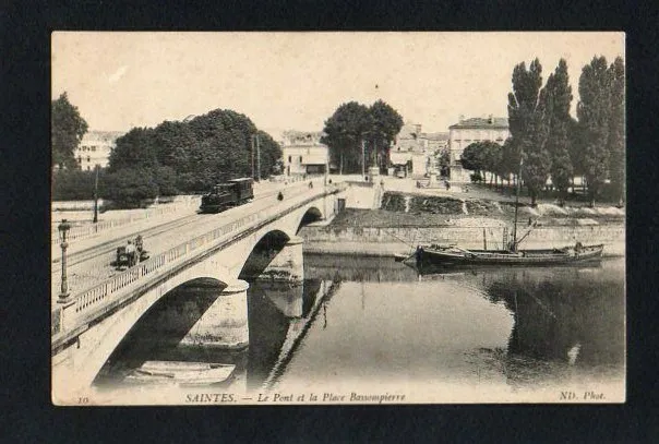 CPA SAINTES - Le pont et la place Bassompierre