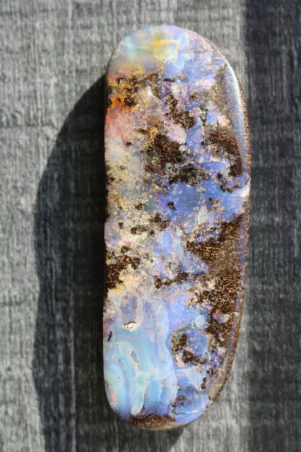 Opale Boulder Naturelle, Australie taillée 230 carats. Natural Boulder Opal