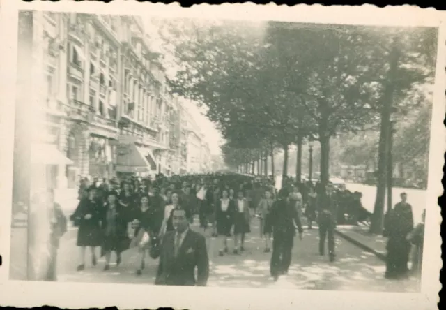 VE Day May 8 1945 WWII USAAF Pvt Braynard's Paris France Photo #9 crowds,
