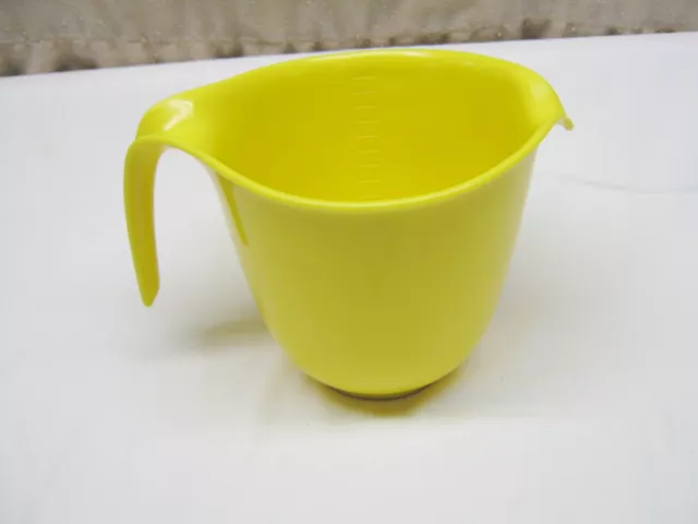 https://www.picclickimg.com/nhAAAOSwvullTThS/Vintage-Rubbermaid-Yellow-6-Cup-Handled-Mixing.webp
