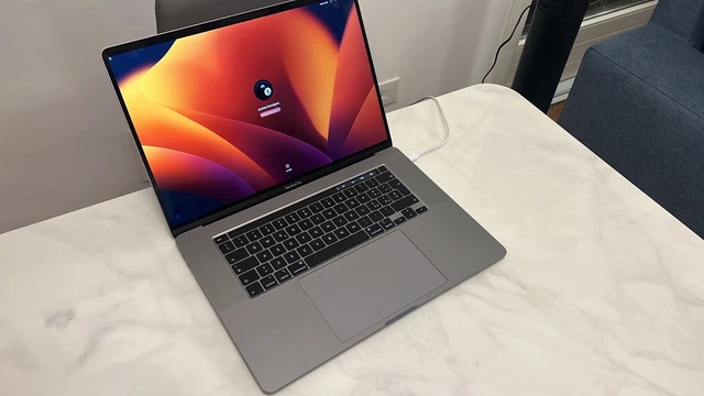 Apple MacBook Pro 16" (512GB SSD, Intel Core i7 9ª generazione, 2,60 GHz, 16GB)