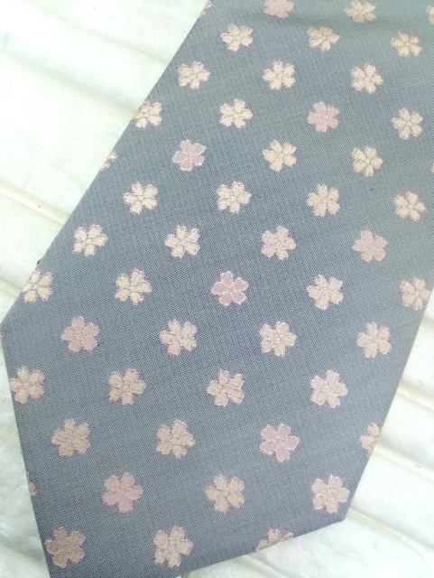 Cravatta uomo grigio fiori rosa Made in Italy seta idea regalo business floreale 3