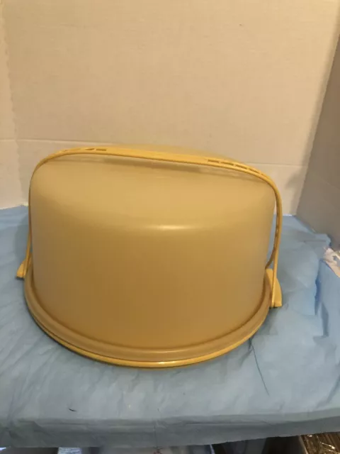 https://www.picclickimg.com/nhgAAOSwDElkZSUu/Vintage-Tupperware-684-5-Harvest-Gold-Yellow-Cake-Taker.webp