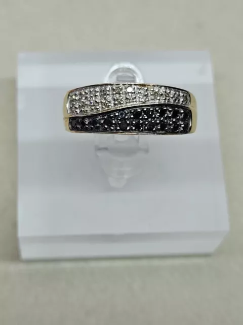 9ct Gold White & Black Diamond Ring (3.6g) Size P