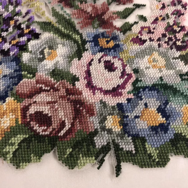 De colección Petit Point Completado para marco de almohada cabaña rosas jardín flores