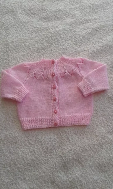 Cardigan neonato lavorato a mano rosa 3 fogli