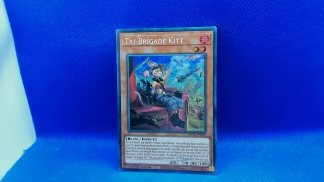 Yugioh MP22-EN006 Tri-Brigade Kitt prismatisches Geheimnis seltene 1. Auflage