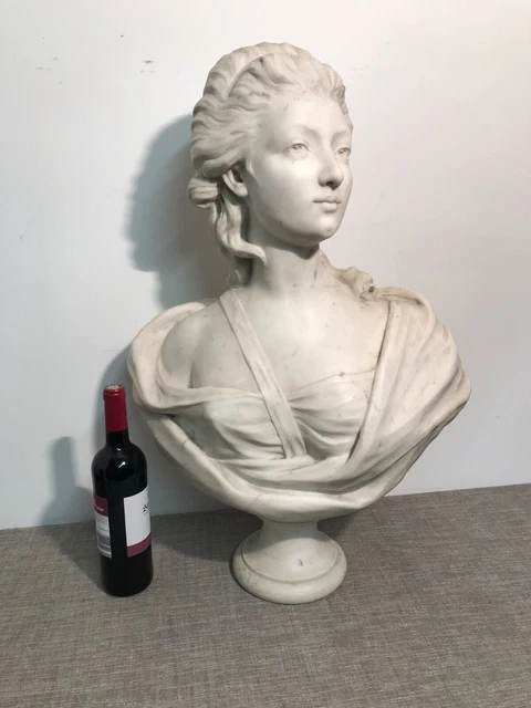 Grande sculpture en marbre buste de jeune femme époque XVIIIème siècle