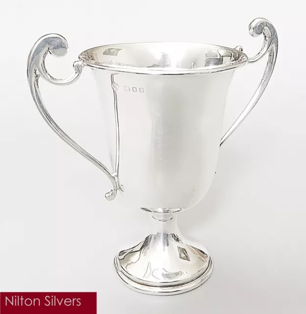 Vintage unengraved solid silver trophy cup, Goldsmiths, London 1929 (79g)