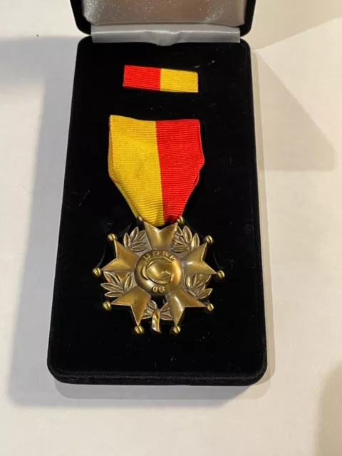 Medaille Kreuz Des Verdienstorden Feuerwehrhelm Udsp 06 Mit Ecrin (158-48)