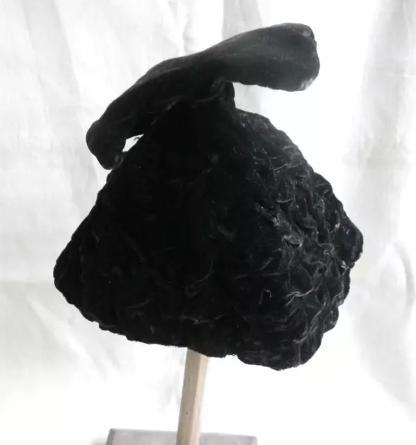 Ancien Chapeau De Femme En Velours Plissé Noir