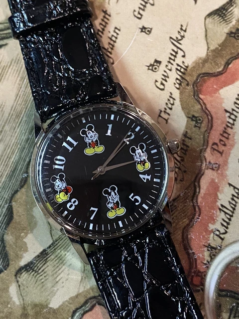 Disney Mickey Mouse Mood Watch - Fossil Brand - Dial Changes Colors - Quartz Disney Mickey Mouse Mood Watch - Fossil Brand - Dial Changes Colors - Quartz