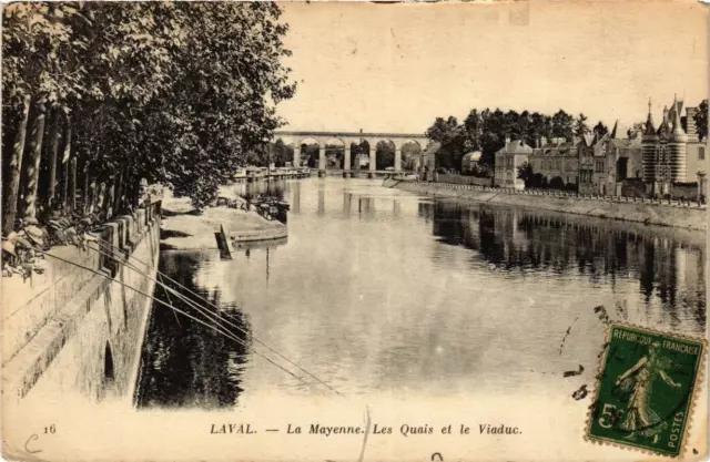 CPA AK LAVAL La Mayenne. Les Quais et le Viaduc (686004)