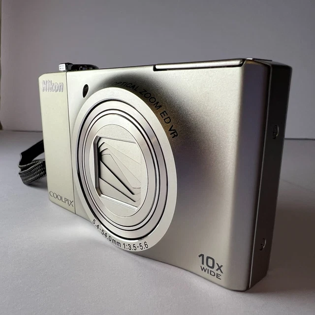 【美品】ニコン COOLPIX S9600 ホワイト Amazon | Nikon(ニコン) COOLPIX S9600 WH (1605万画素／22倍