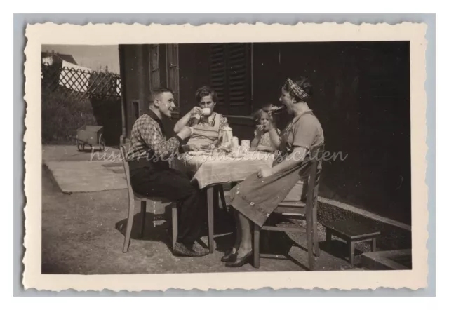 Tolles Foto - Ein großer Biss - Familie beim Frühstück im Hof Altes Foto 1930er