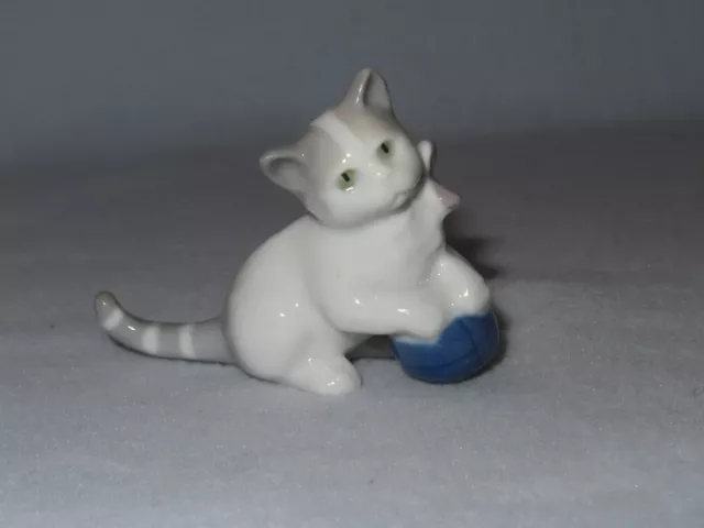 Kitten With Blue Yarn Ball Metzler Ortloff Miniature Porcelain Cat #2 - MINT