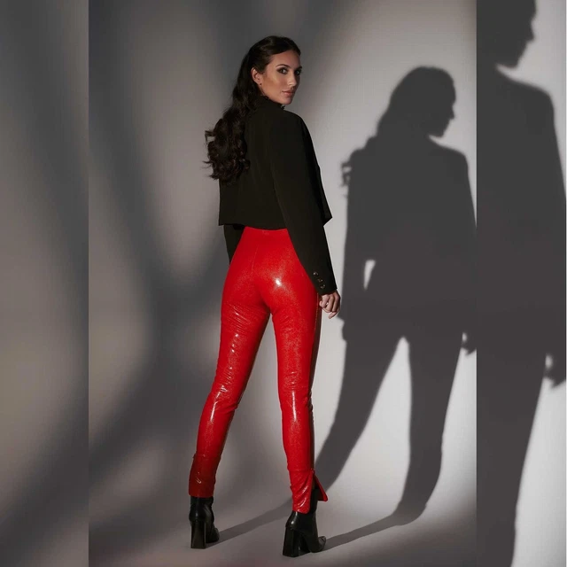 Patrice Catanzaro, Jill, Pantalon sexy en vinyle rouge aspect reptile 3
