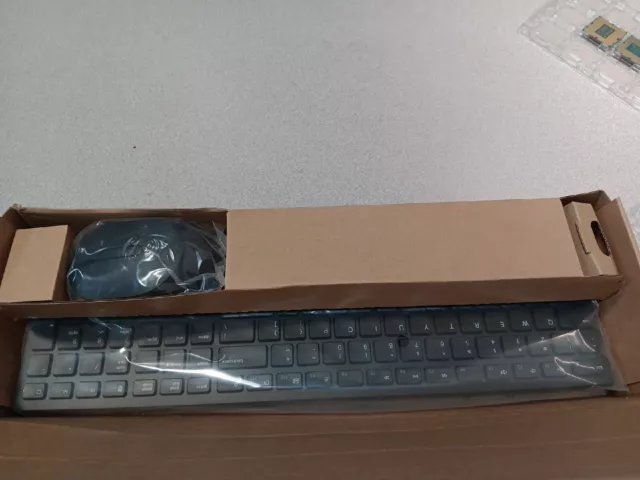 Dell KB3121Wt/MS3121Wt Wireless Combo Keyboard & Mouse (NEW) (W/BATTERIES) Dell KB3121Wt/MS3121Wt Wireless Combo Keyboard & Mouse (NEW) (W/BATTERIES)
