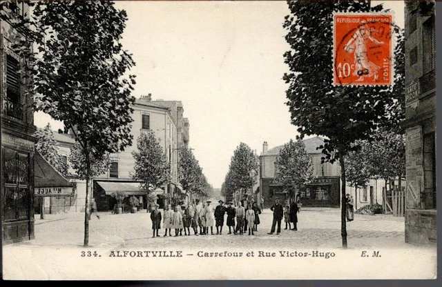 CPA - 94 - ALFORTVILLE - Carrefour et Rue Victor Hugo