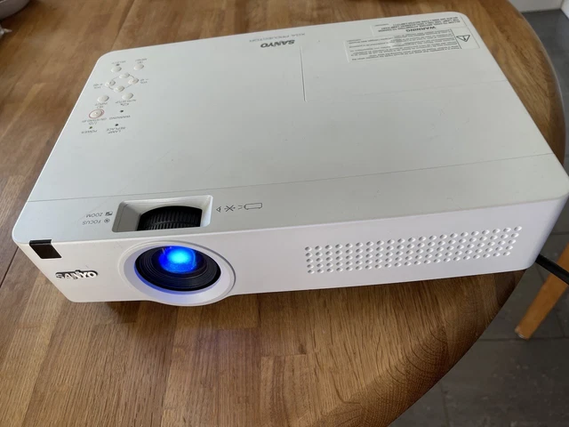 Sanyo XGA Projektor PLC XU 350 Sanyo XGA Projektor PLC XU 350