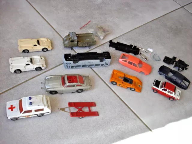 Lot jouets Dinky toy politoys solido Corgi voitures miniatures épaves carcasse