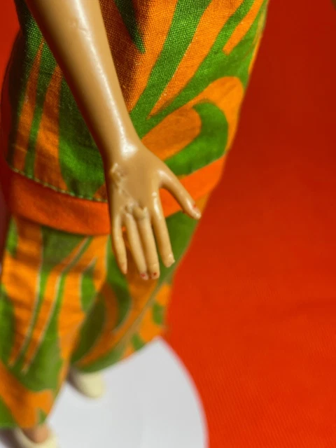 Ancienne poupée mannequin Barbie et une tenue des années 70 7