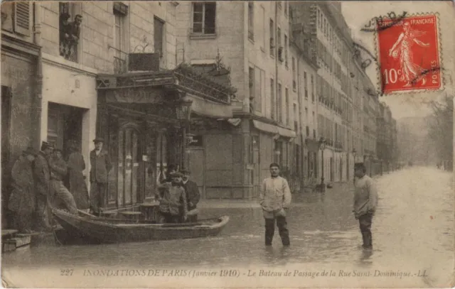 CPA Floodations 1910 PARIS Rue St-Dominique Passage Boat (996257)
