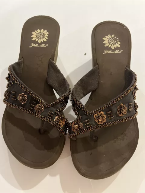 Yellow box sales sandy flip flops