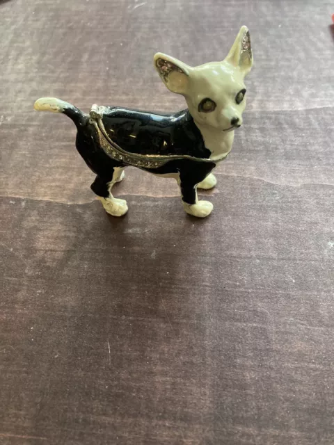 Chihuahua black an white figure that is openable