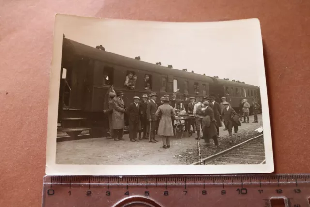 tolles altes Foto - Eisenbahn Waggon 52 674 Karlsruhe , Männergruppe 20er Jahre