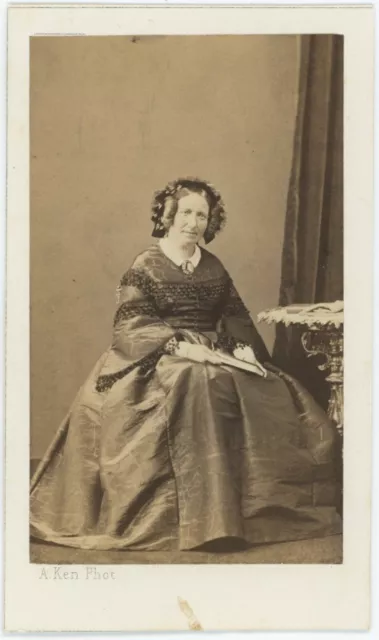CDV circa 1860-65. Femme en robe par Ken à Paris. Noblesse à identifier.