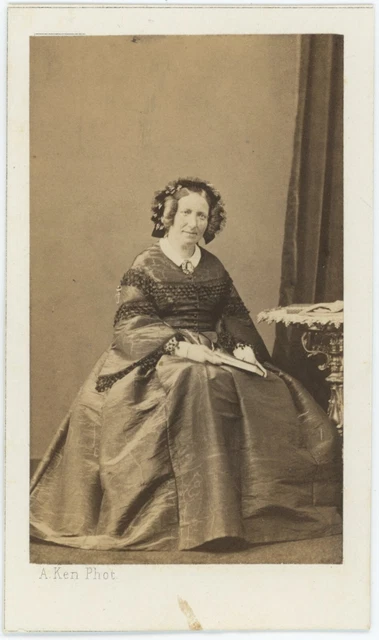 CDV circa 1860-65. Femme en robe par Ken à Paris. Noblesse à identifier.