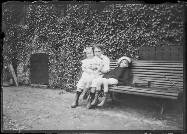 Plaque verre photo ancienne négatif noir et blanc 6x9 cm enfants personnages