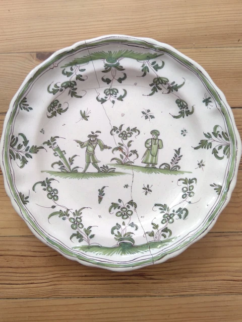 Ancien plat faïence Moustiers décor camaïeu vert grotesques XVIIIe siècle ?