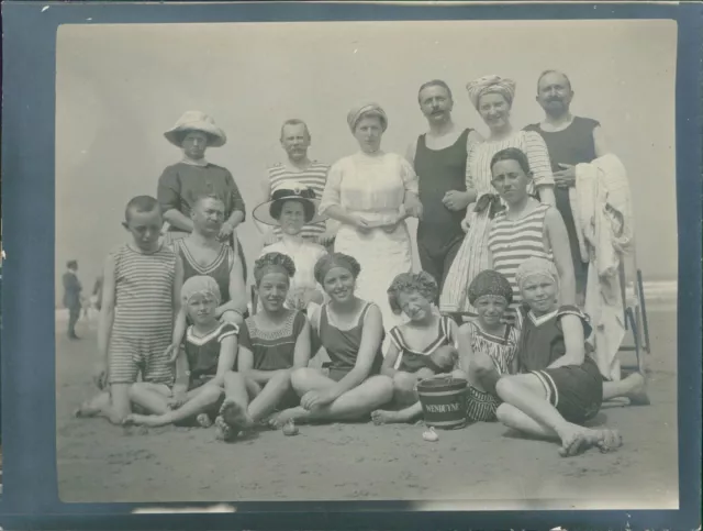 België, Wenduyne. Im Badeköstum (Maillot de bain), 1911 vintage silver print. Be