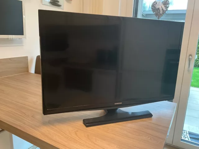 ++ SAMSUNG LCD UE28J4100 Fernseher 28‘ schwarz ++