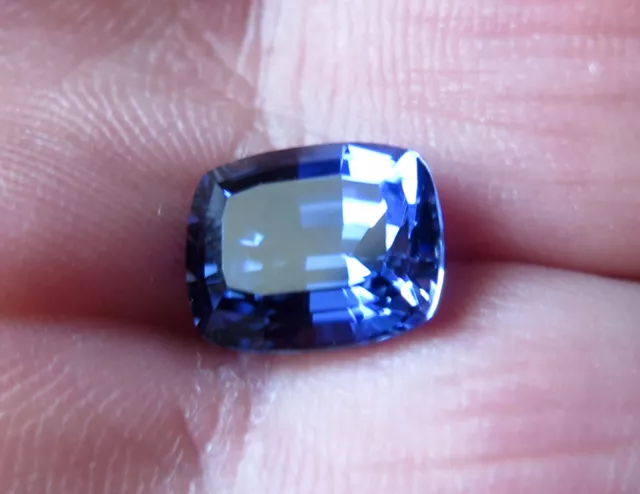 SUPERBE SAPHIR VERNEUIL BLEU CEYLAN SOUTENU.. COUSSIN 10x8 mm..4,40cts ...IF 2