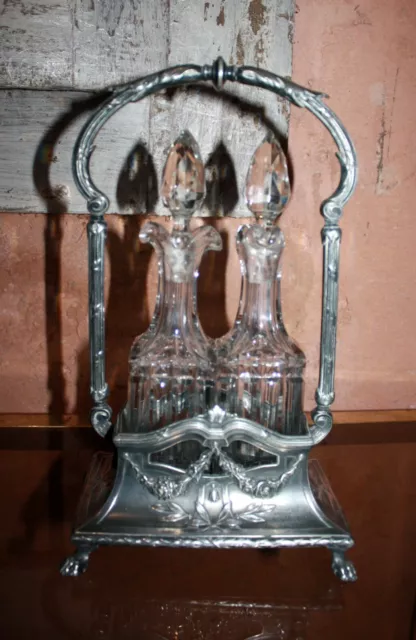 Superbe HUILIER VINAIGRIER en metal argenté et cristal Louis XVI pattes de lion