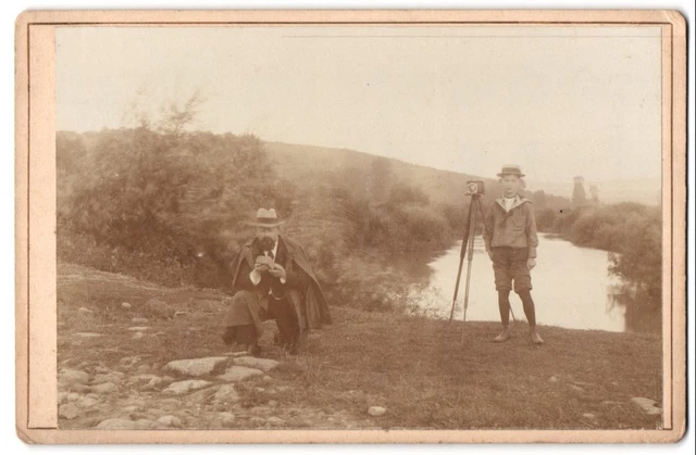 Fotografie unbekannter Fotograf und Ort, Amateur Fotograf mit Kleinbildkamera n