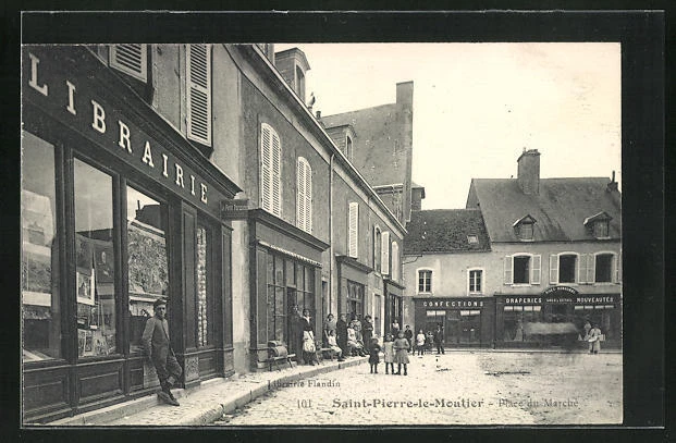 CPA Saint-Pierre-le-Moutier, Place du Marchée, la place du Marché